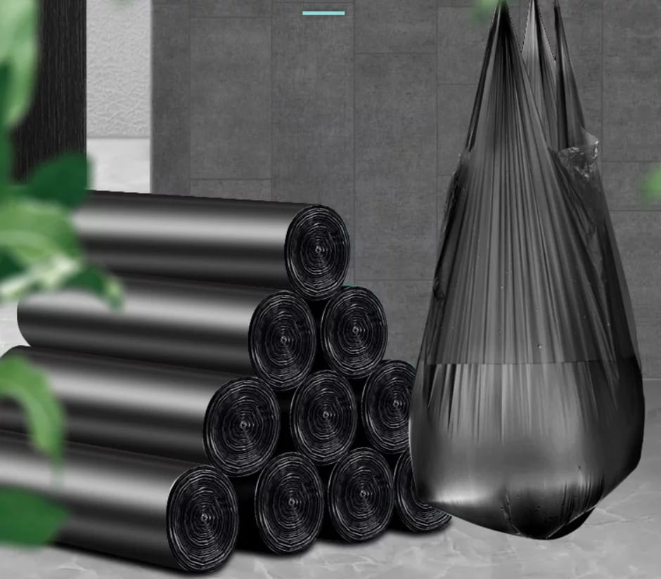 Pack of 100 durable 45x60cm trash bags for household or office use