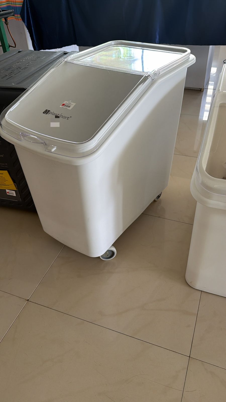 102 Litres Mobile Ingredient Bin with Wheels and Scoop — KAP0254