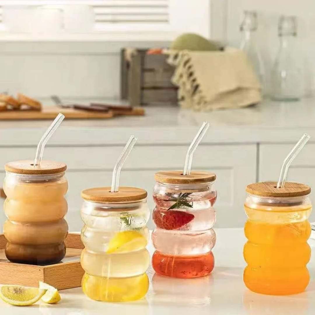 Beehive pattern glass tumbler with bamboo lid and glass straw, 550 ml capacity