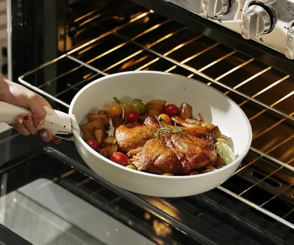 Detachable handle cookware set with sauce pan, casseroles, and fry pans
