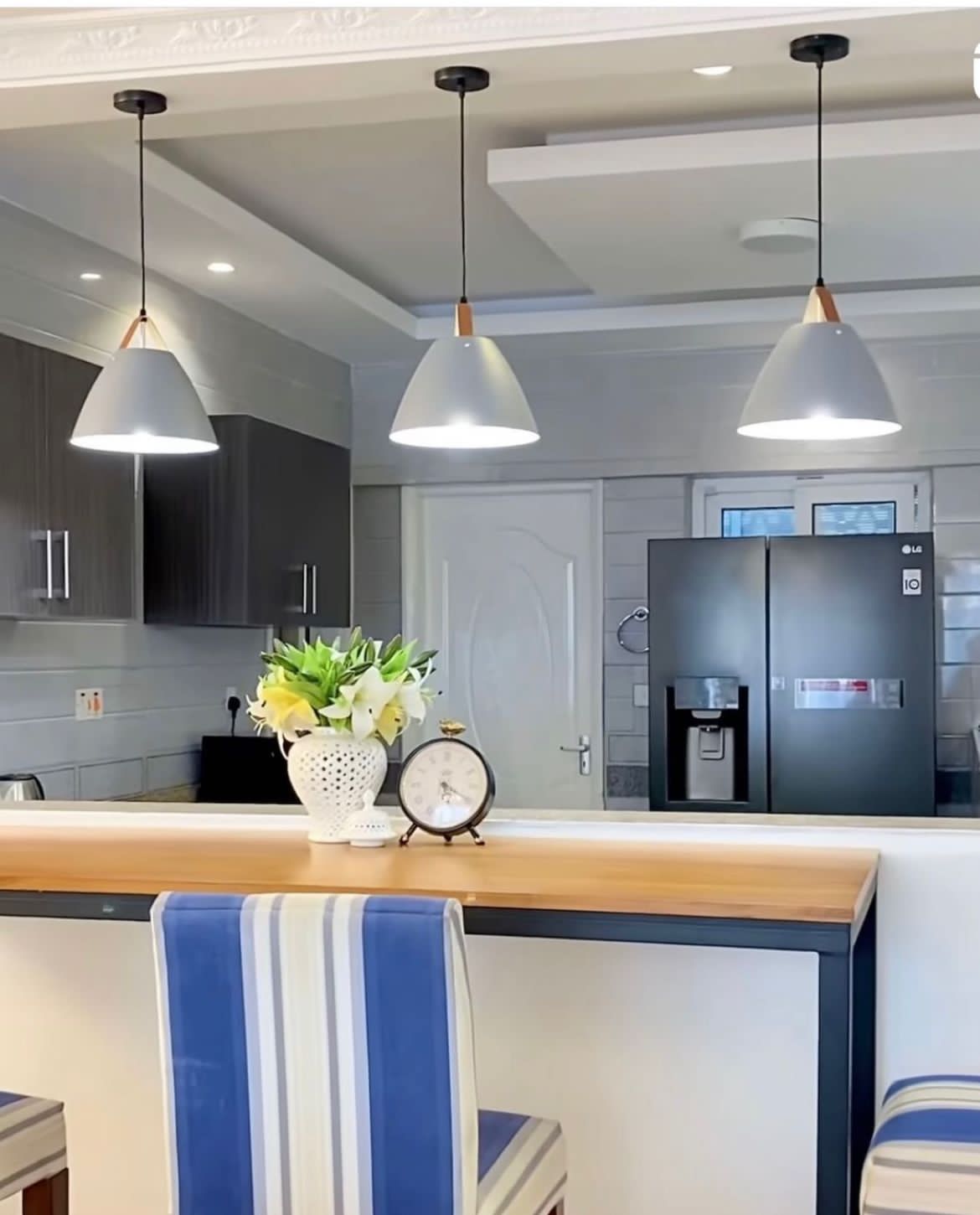 metal pendant light in black and white with adjustable height and modern design