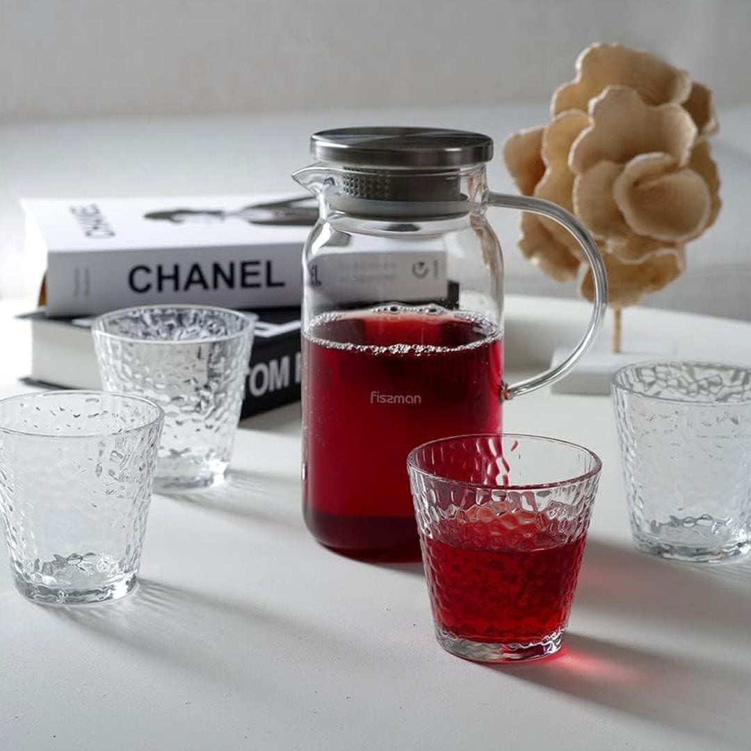 1.4L borosilicate glass infuser jug with stainless steel lid and built-in filter, accompanied by four textured 290ml glasses, for hot and cold beverages.
