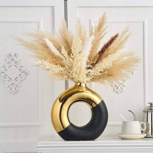 Black and gold donut-shaped flower vase for modern home décor and table centerpiece. 🌸✨