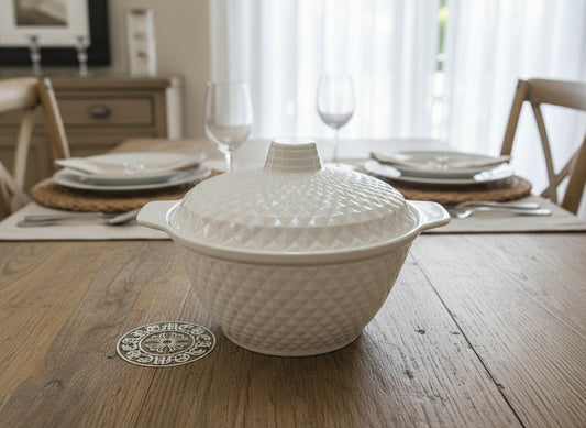 Melamine serving bowl with lid, 3 litre capacity, suitable for food serving and storage.