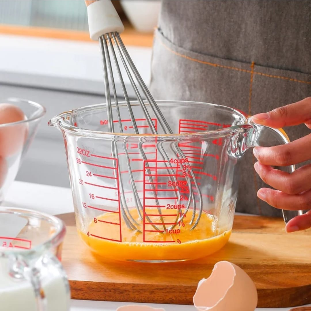 Heat resistant borosilicate glass measuring cup with pouring spout and handle for baking and cooking.