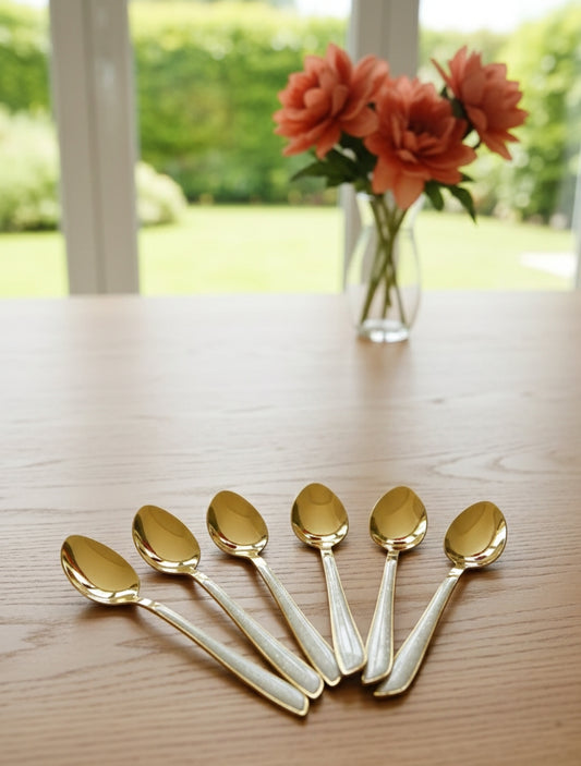 24-pieces Heavy-duty dining cutlery set with gold finish.