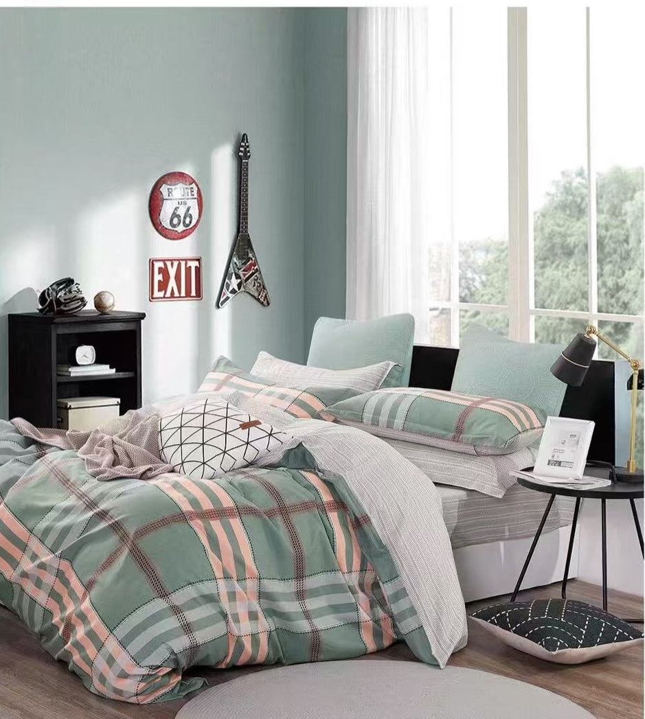 6x7 Duvet cover set with bedsheet and 2 pillow cases.