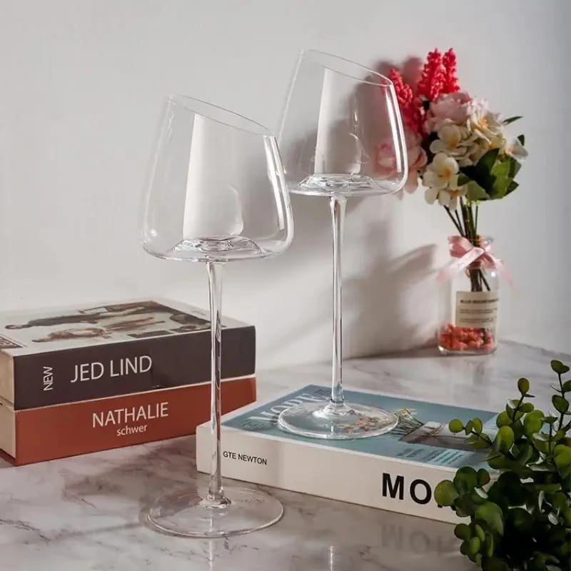 Two slanted crystal wine glasses with 350 ml capacity