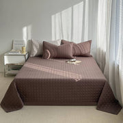 Premium bedspread set 245x230cm with three pillowcases, quilted soft bedding set in modern colors. 🛏️