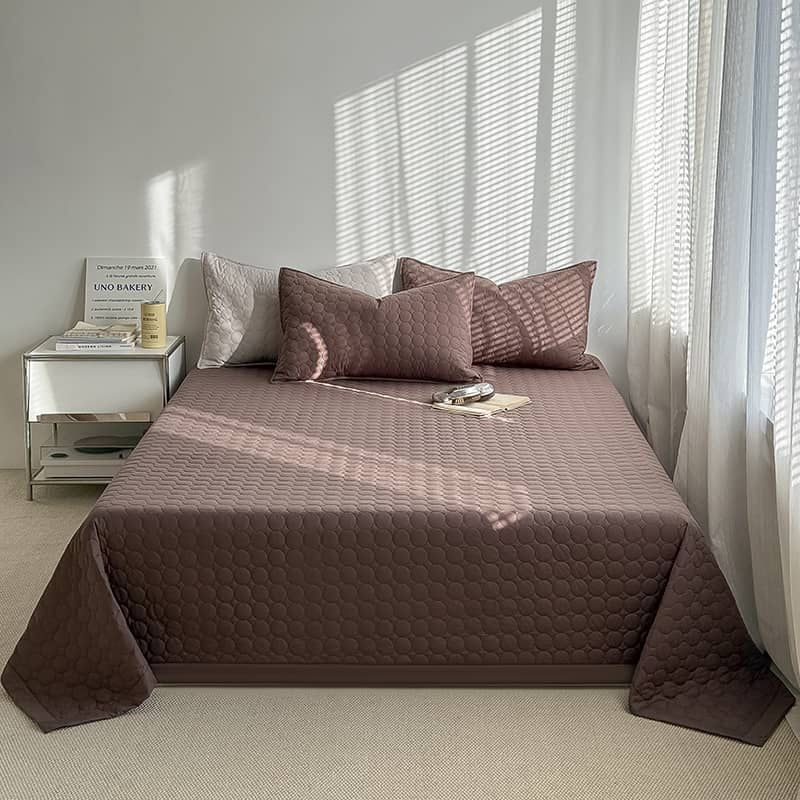 Premium bedspread set 245x230cm with three pillowcases, quilted soft bedding set in modern colors. 🛏️