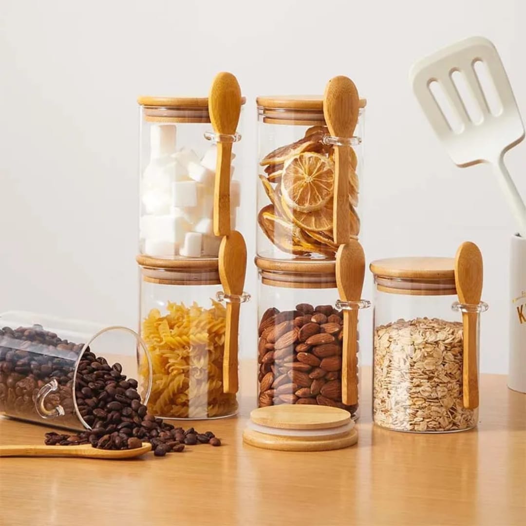 Clear 600 ml spice jar with airtight lid and wooden spoon