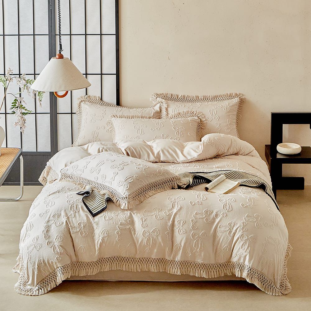 4 Piece Duvet cover set with duvet cover, flat sheet and pillowcases