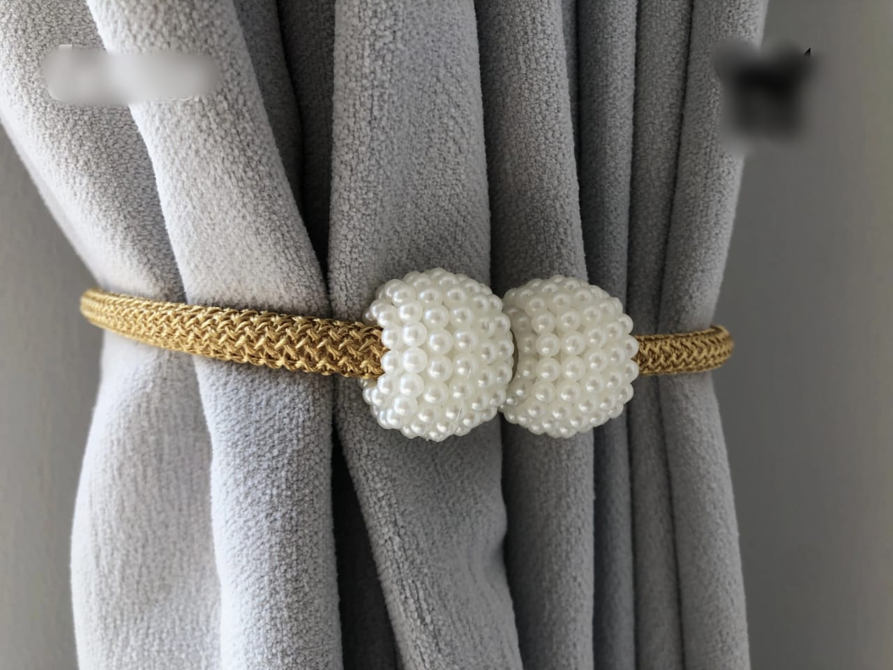 Pair of pearlescent magnetic curtain clips with thick pearl buckle for stylish curtain hold