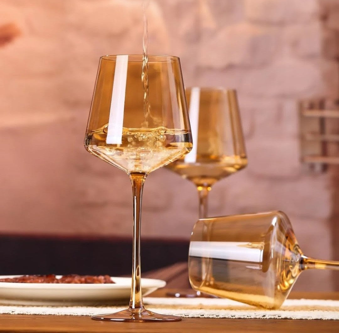 Gold shapely big wine glass 539ml for elegant wine serving