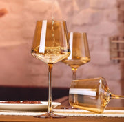 Gold shapely big wine glass 539ml for elegant wine serving