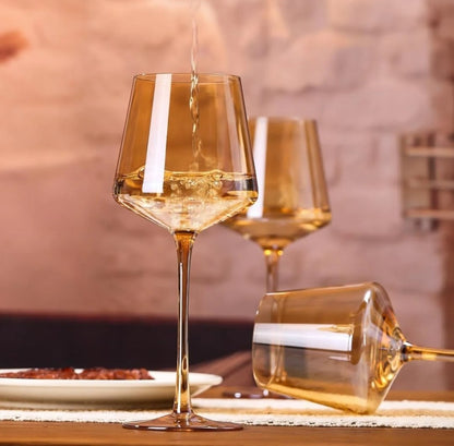 Gold shapely big wine glass 539ml for elegant wine serving