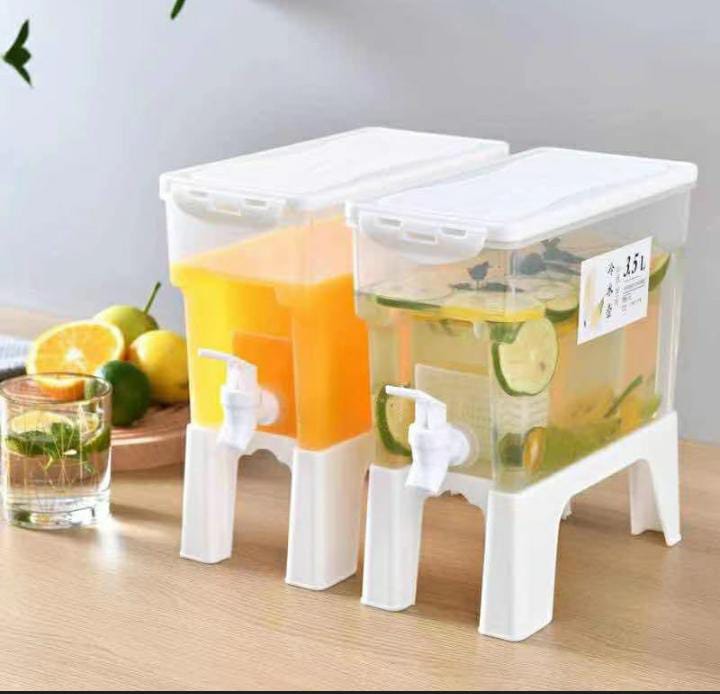 Plastic orange juicer with 3.5-liter capacity, wide mouth, and detachable base for juice, lemonade, or iced tea