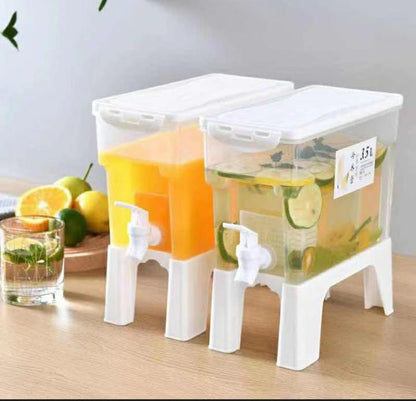Plastic orange juicer with 3.5-liter capacity, wide mouth, and detachable base for juice, lemonade, or iced tea