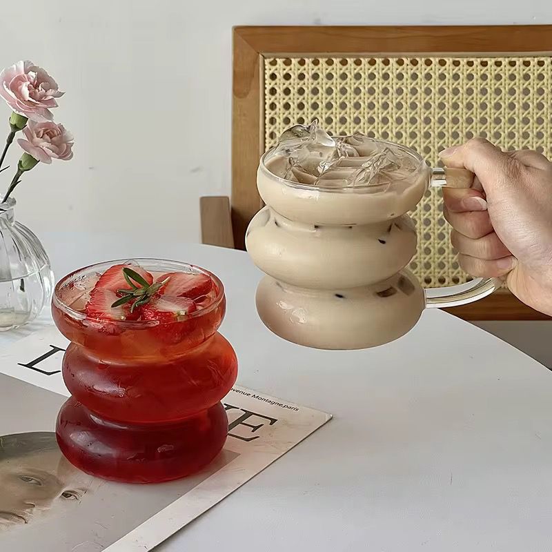 High borosilicate glass cup with handle, heat resistant and suitable for hot and cold beverages.