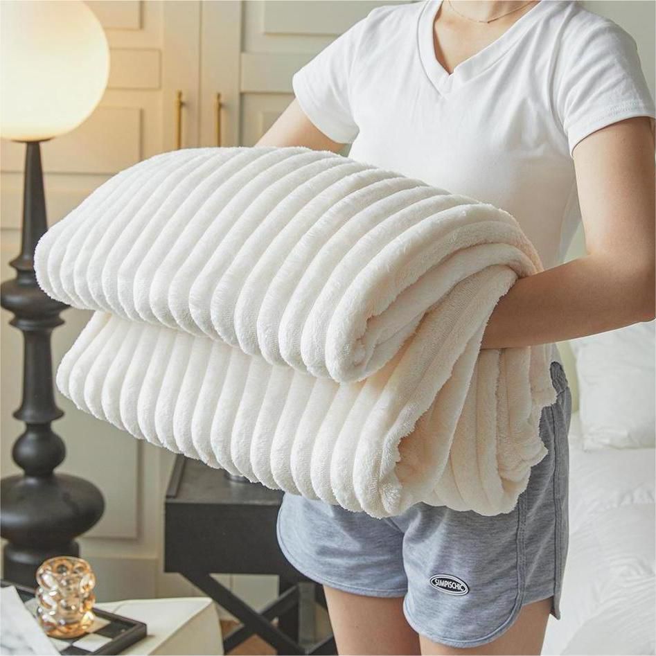 Fluffy coral velvet blanket 200×230 cm with plush texture and ribbon packaging for warmth and comfort