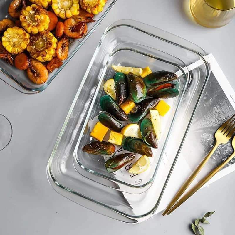 Two rectangular borosilicate glass baking trays in 2.2L and 3L sizes.
