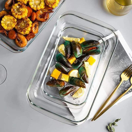 Two rectangular borosilicate glass baking trays in 2.2L and 3L sizes.