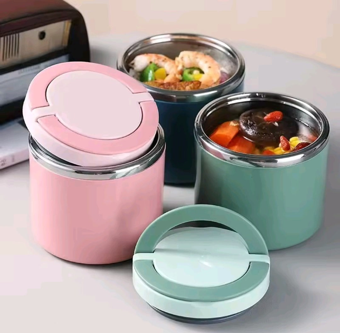Sleek 680ml vacuum food flask suitable for hot or cold drinks, portable and fits in lunch bags.