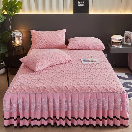 Luxurious 6×6 bedspread set with two matching pillowcases for elegant bedroom décor.