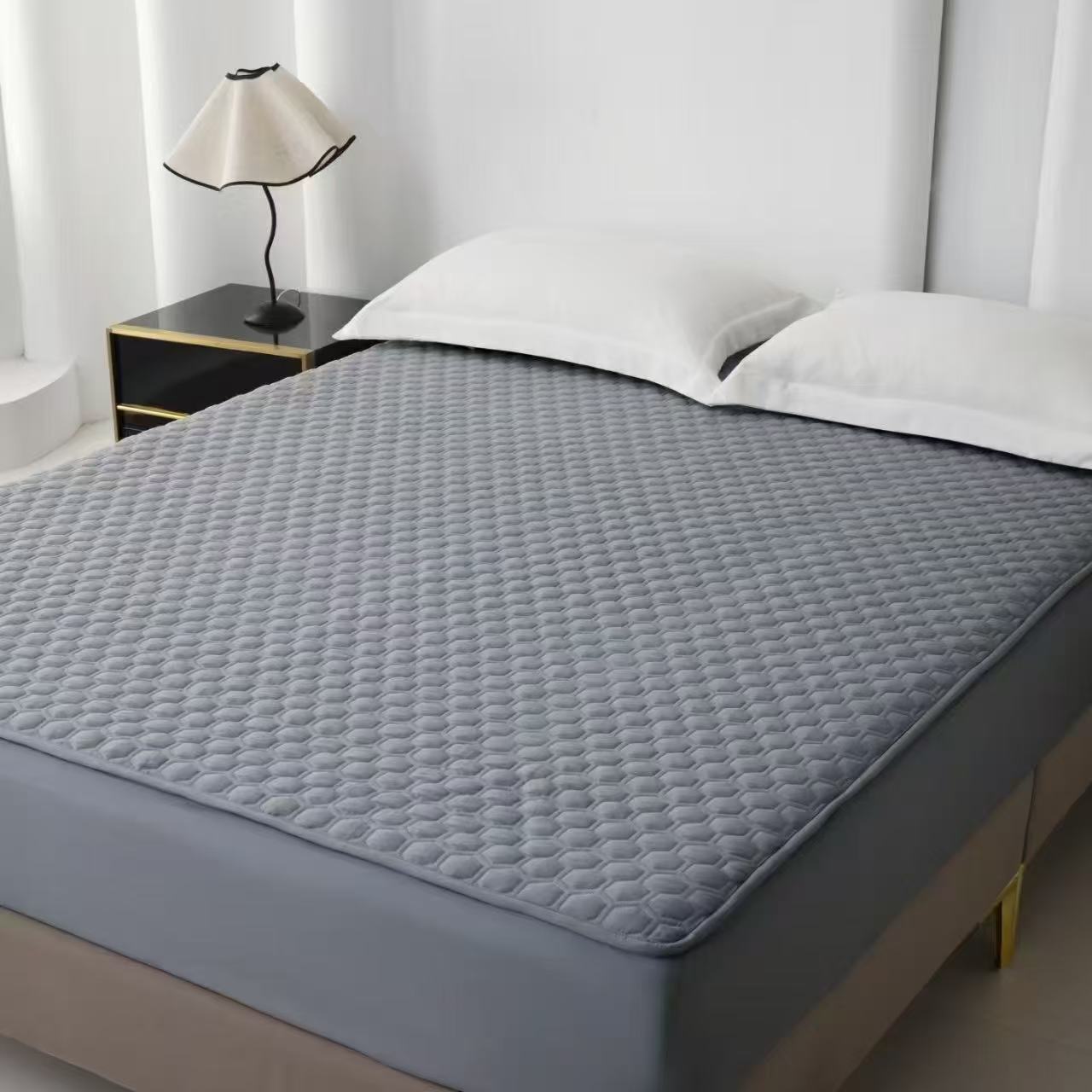 Breathable fitted mattress protector in Queen and King size for mattress protection and hygiene