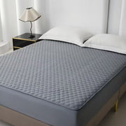 Breathable fitted mattress protector in Queen and King size for mattress protection and hygiene