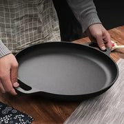 30 cm Cast iron skillet for frying, baking, and searing.