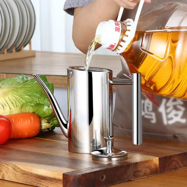 700ml stainless steel kitchen oil pot for storing oils and soy sauce