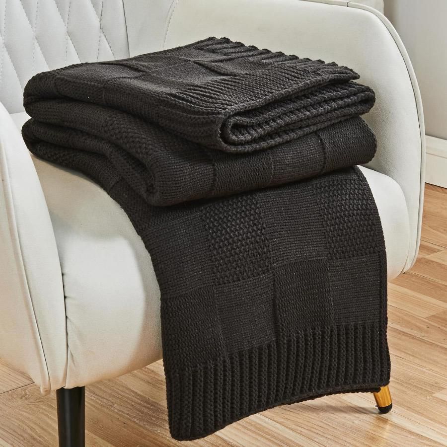 Knitted throw blanket in assorted colors measuring 130 by 160 centimeters.