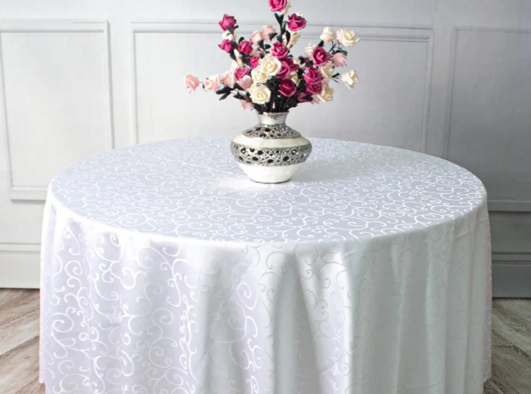 Round polyester jacquard table cloth 180 cm in cream and white, elegant and durable for dining or events. 
