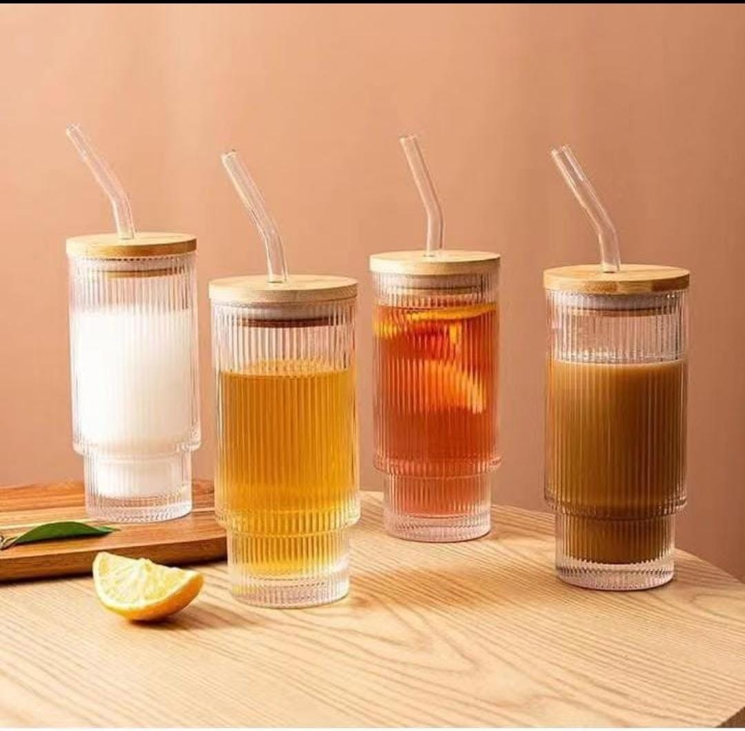High borosilicate glass tumbler with bamboo lid, reusable straw and cleaner, 350 ml capacity for coffee or beverages. 🥤