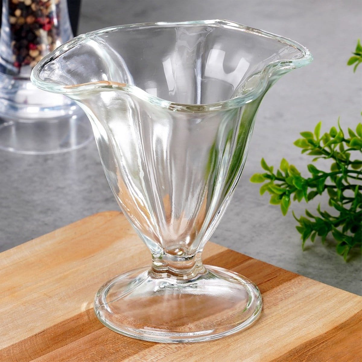 Clear polycarbonate ice cream glass with 180 ml capacity.