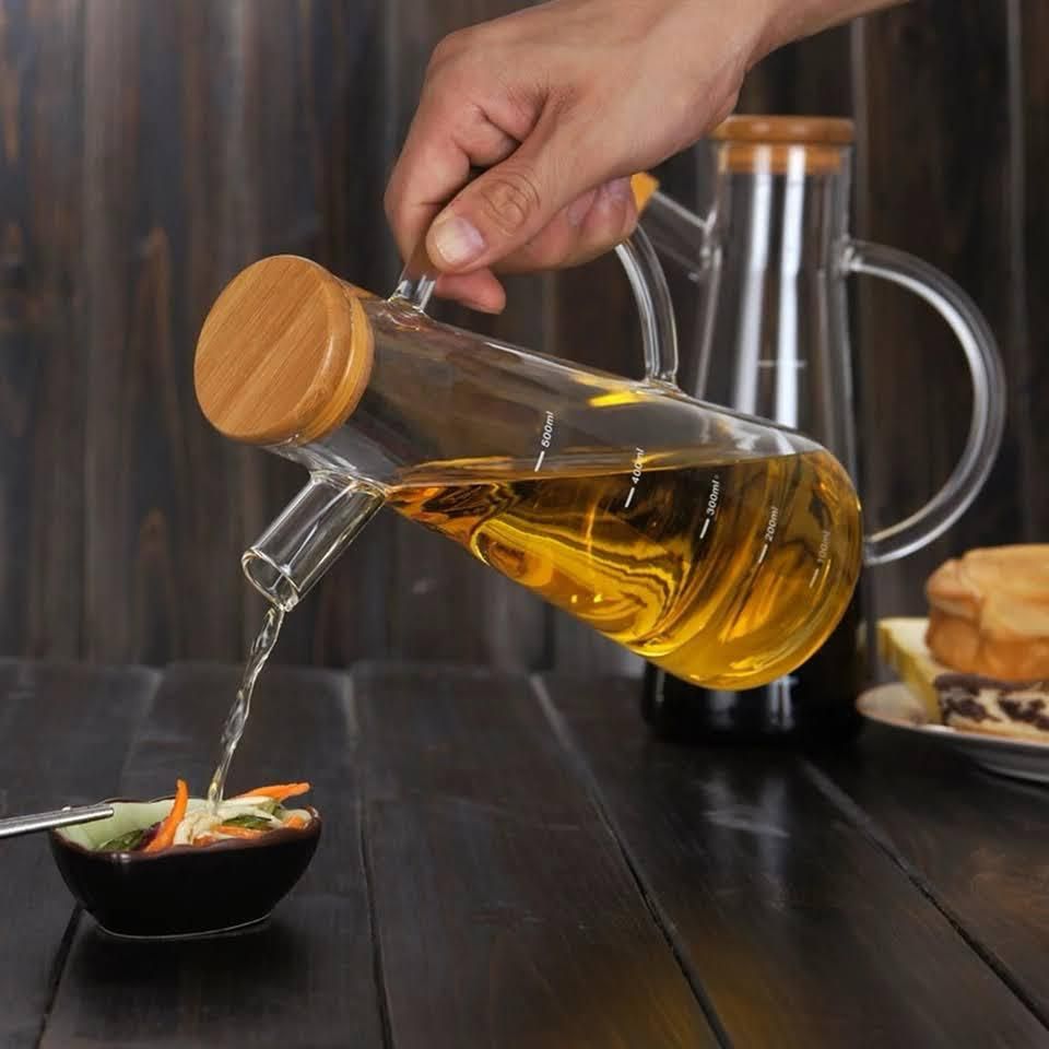 560ml Clear glass oil jar with bamboo lid for kitchen storage.