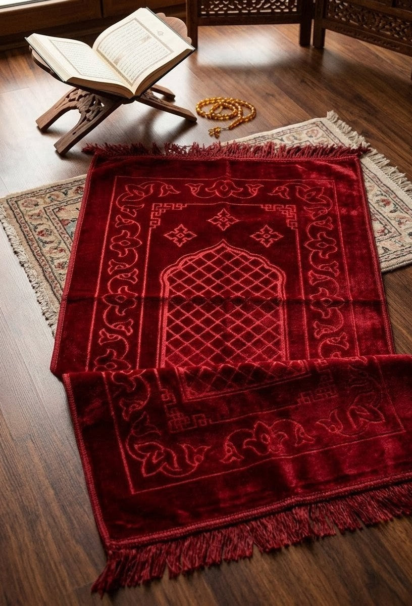 Soft velvet Islamic prayer mat measuring 80 × 120 cm for comfortable daily prayer use
