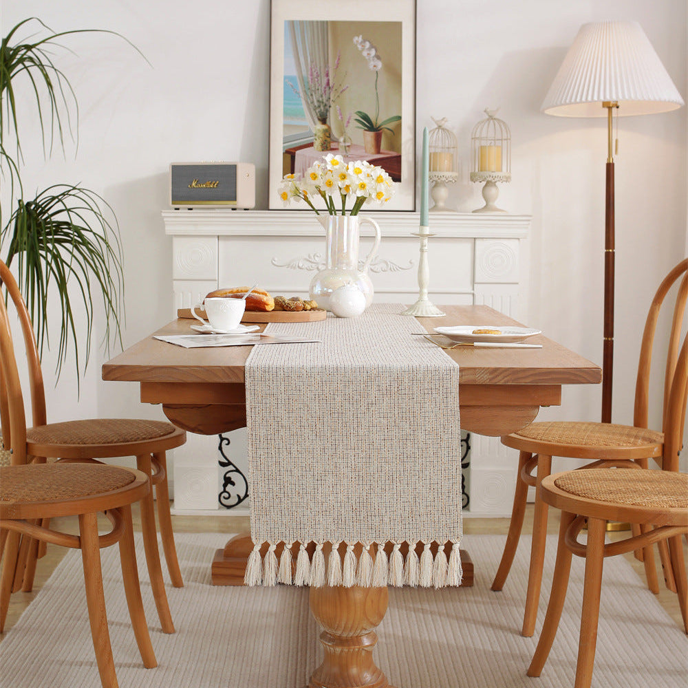 Modern woven dining table runner with tassel edges measuring 33 × 228 cm for stylish table décor and protection.