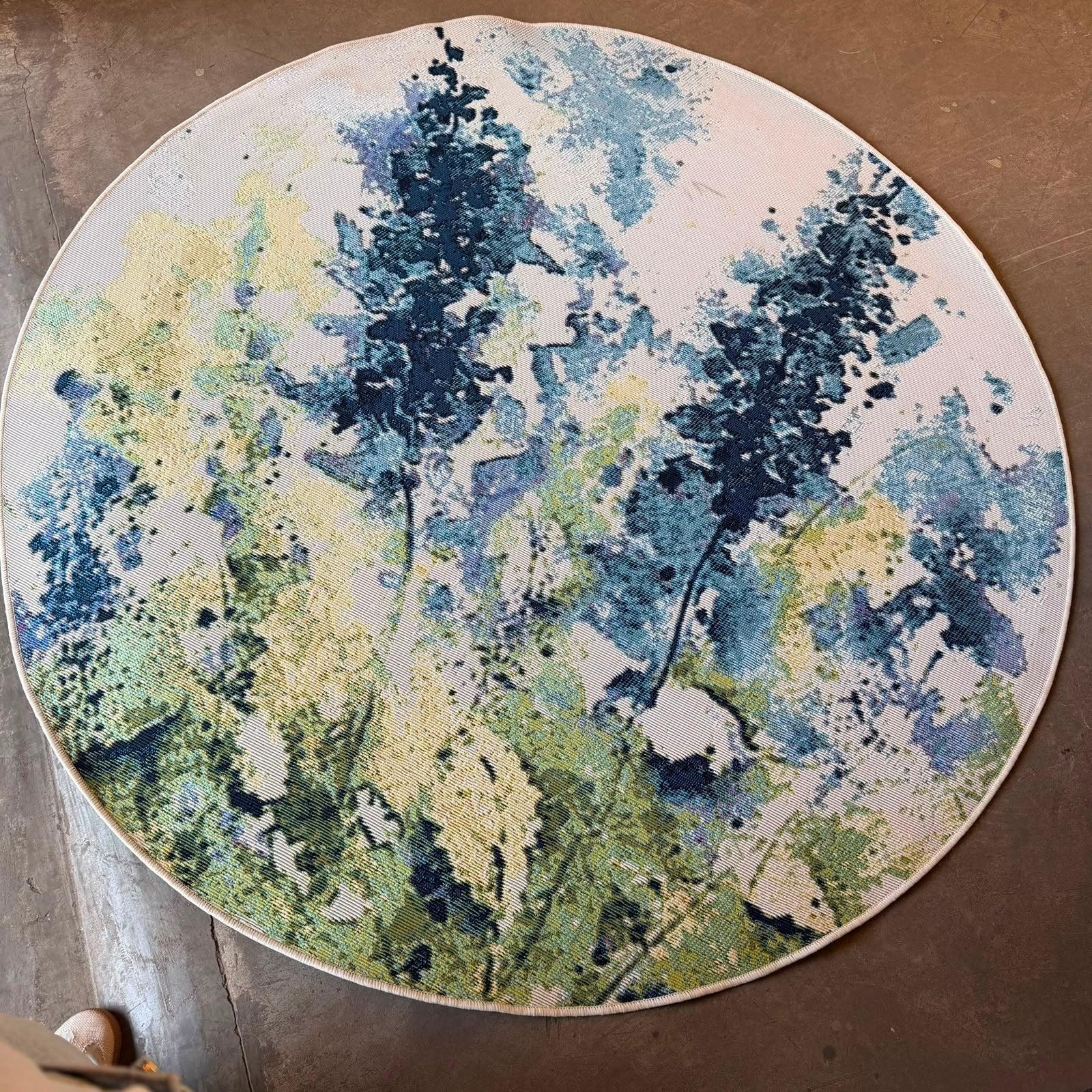 Round outdoor polypropylene rug for indoor and outdoor living, patio, balcony, garden, and seating areas.