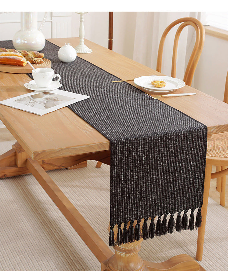 33 × 228 cm woven dining table runner with elegant tassel edges.