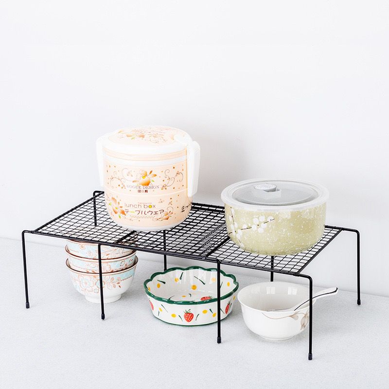 Expandable shelf raiser in black carbon steel, adjustable organizer 32 to 57 cm for kitchen or cabinet storage.