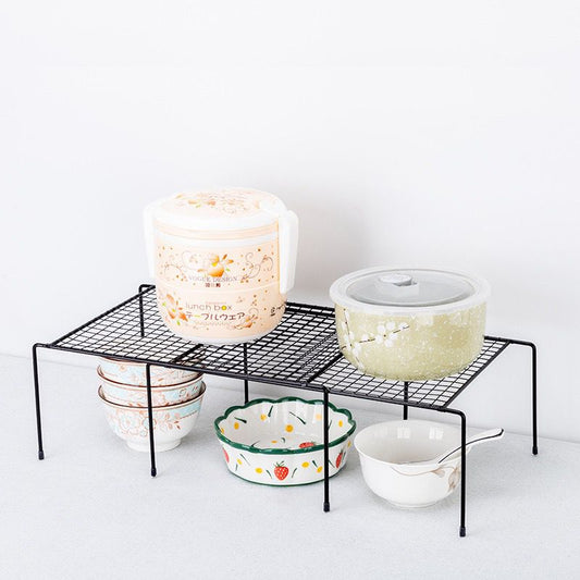 Expandable shelf raiser in black carbon steel, adjustable organizer 32 to 57 cm for kitchen or cabinet storage.