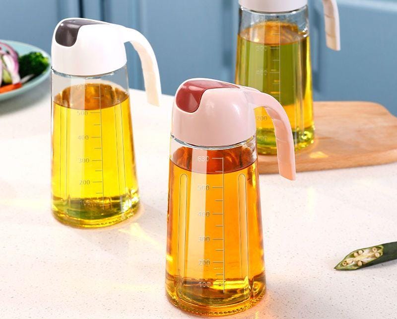 Glass non-slip oil and vinegar dispenser with automatic cap, 650ml capacity.
