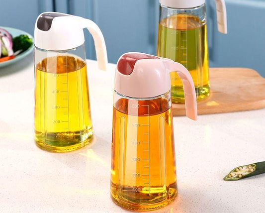 Glass non-slip oil and vinegar dispenser with automatic cap, 650ml capacity.