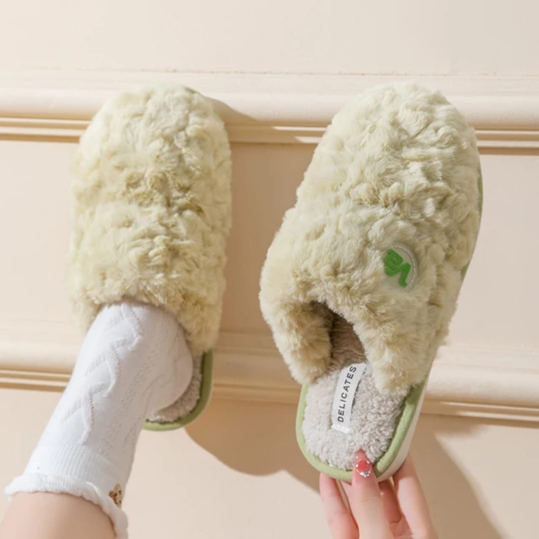Women's winter plush slippers with fleece lining thick anti-slip sole warm cotton home slides available in sizes 38-39 and 40-41 for indoor and outdoor comfort.