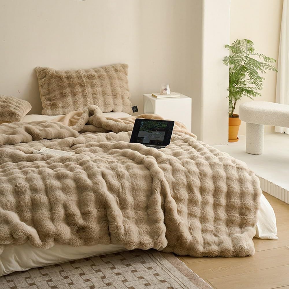 Soft double-layer faux furry bubble blanket 180×200 cm, available in multiple colors, perfect for couch or bed use