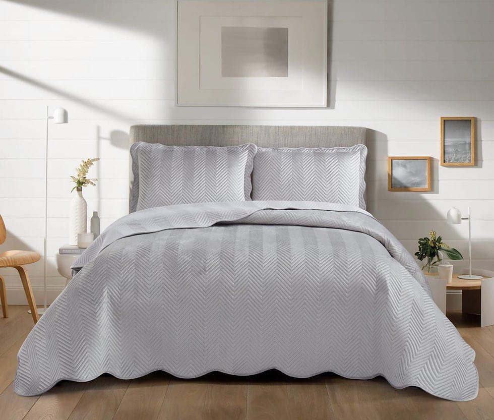 Soft velvet 7×8 bedcover set with two matching pillow cases