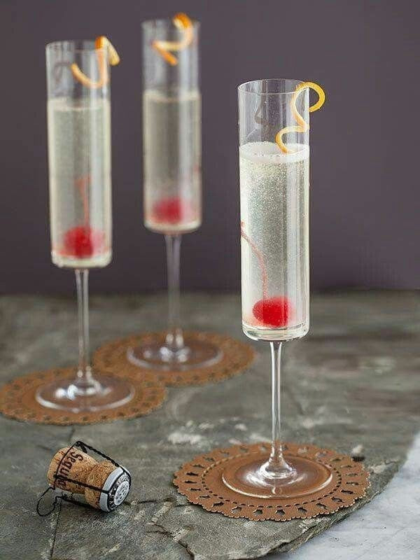 Set of 6 long luxe champagne glasses for elegant drinkware use