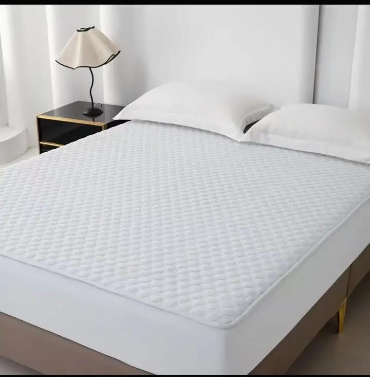 Breathable fitted mattress protector in queen and king sizes